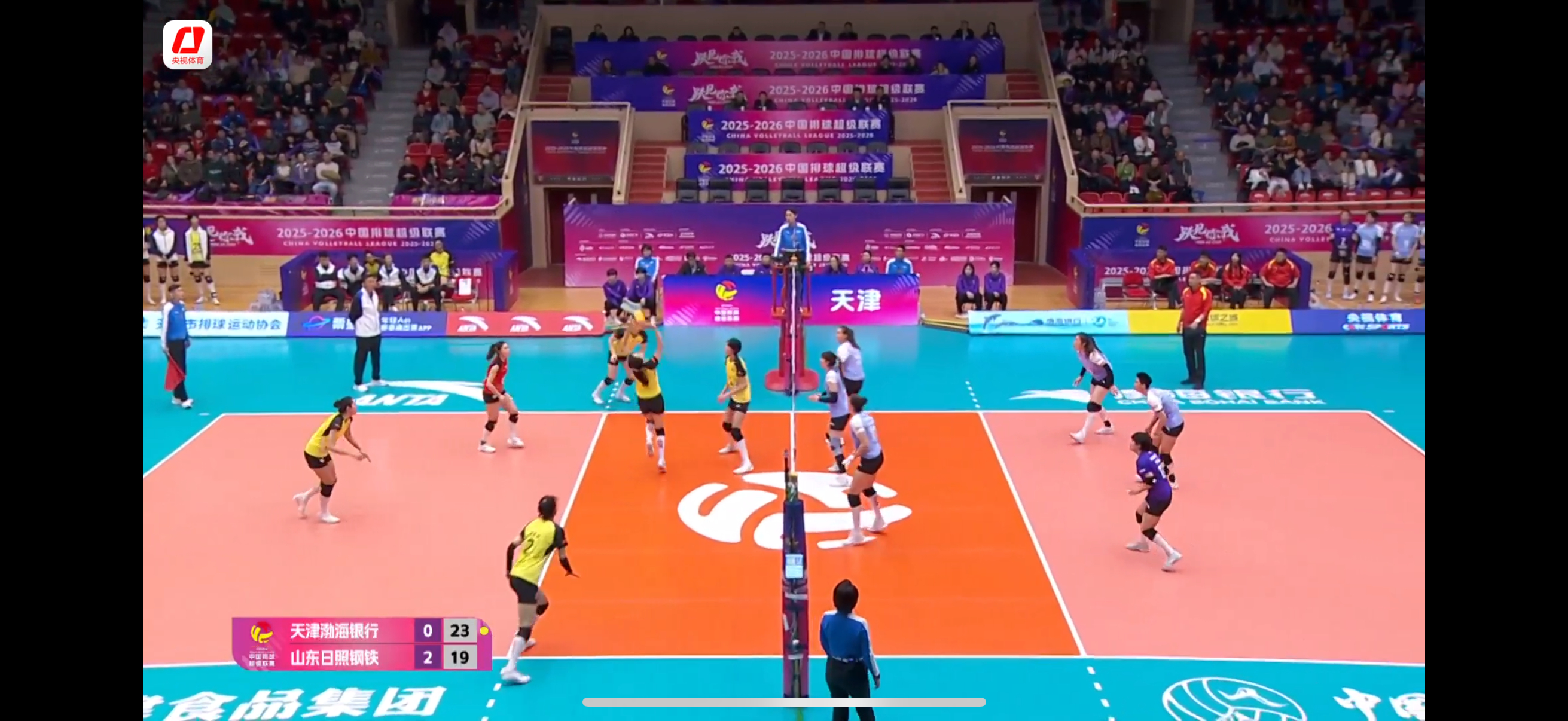 第三局天津女排25-19扳回一城，这一局天津一传稳住了，进攻也有，刘美君打得很出