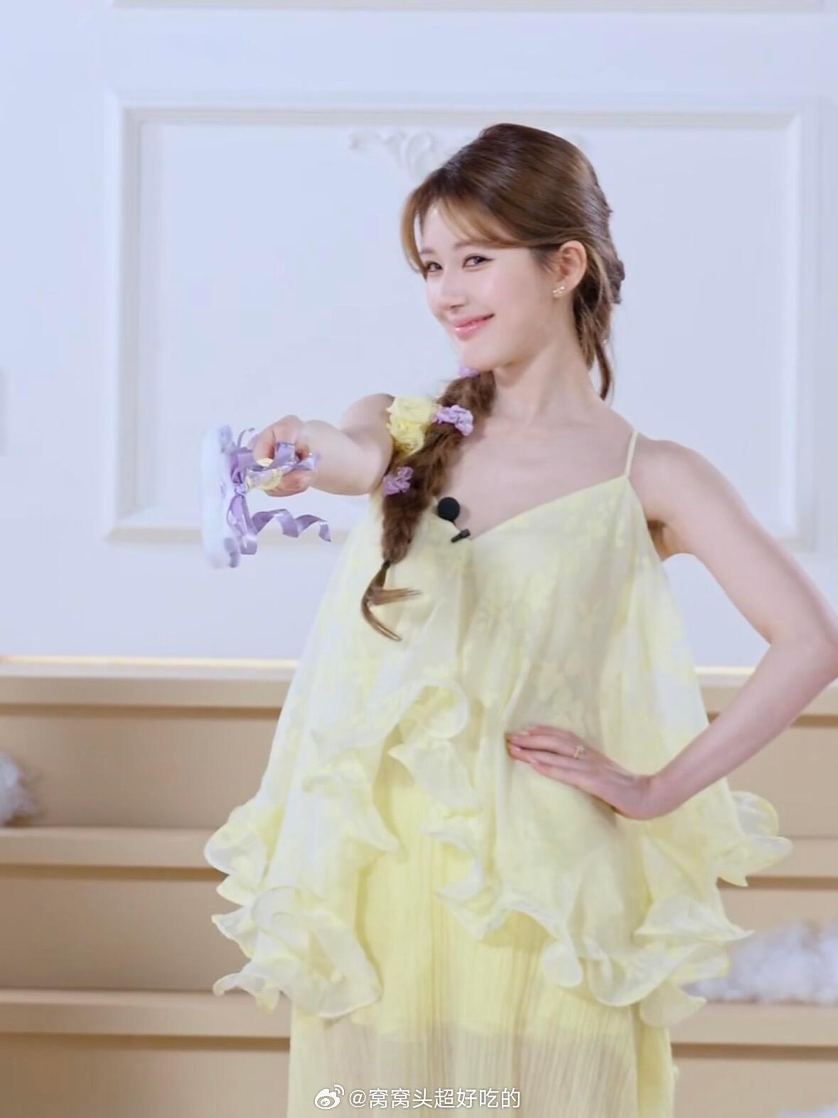 赵露思今日品牌直播，萌萌哒小🌹 