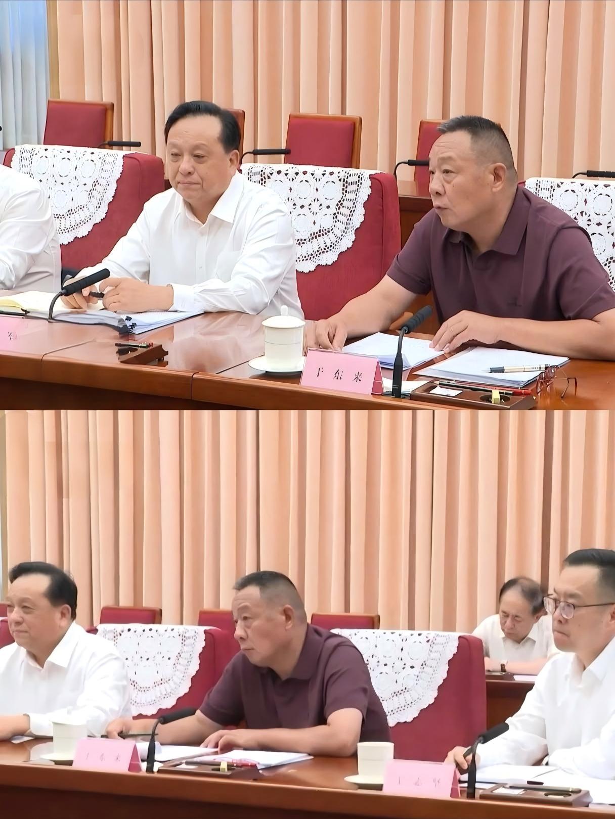 这么重要的场合，东来哥也不穿个白衬衣。
就他和别人穿的不一样。
