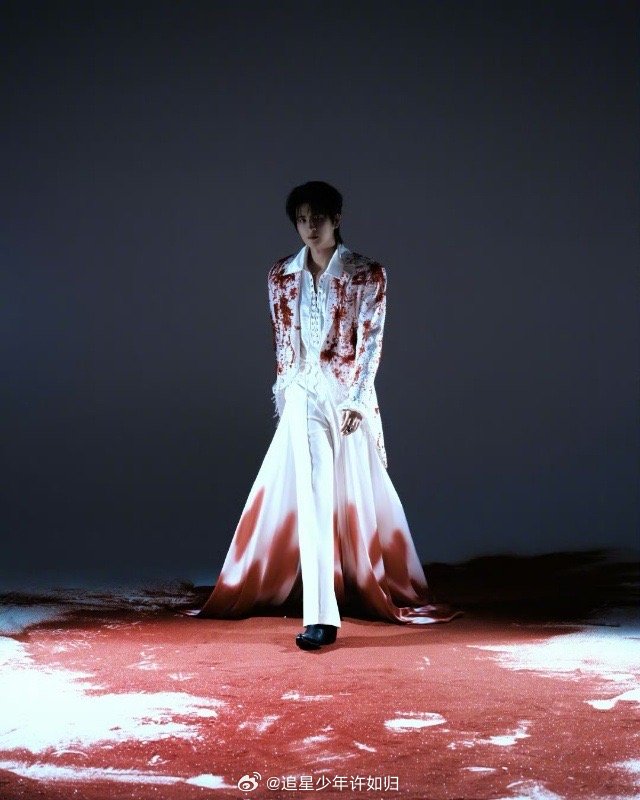 张远演唱会苏州站张远苏州演唱会开唱 张远这套造型，白色西装上的红色晕染很有视觉冲