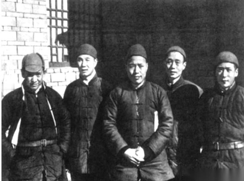 刷到这张照片，我愣了三秒。
1944年。冀中平原。
就这几个看着普普通通、甚至有