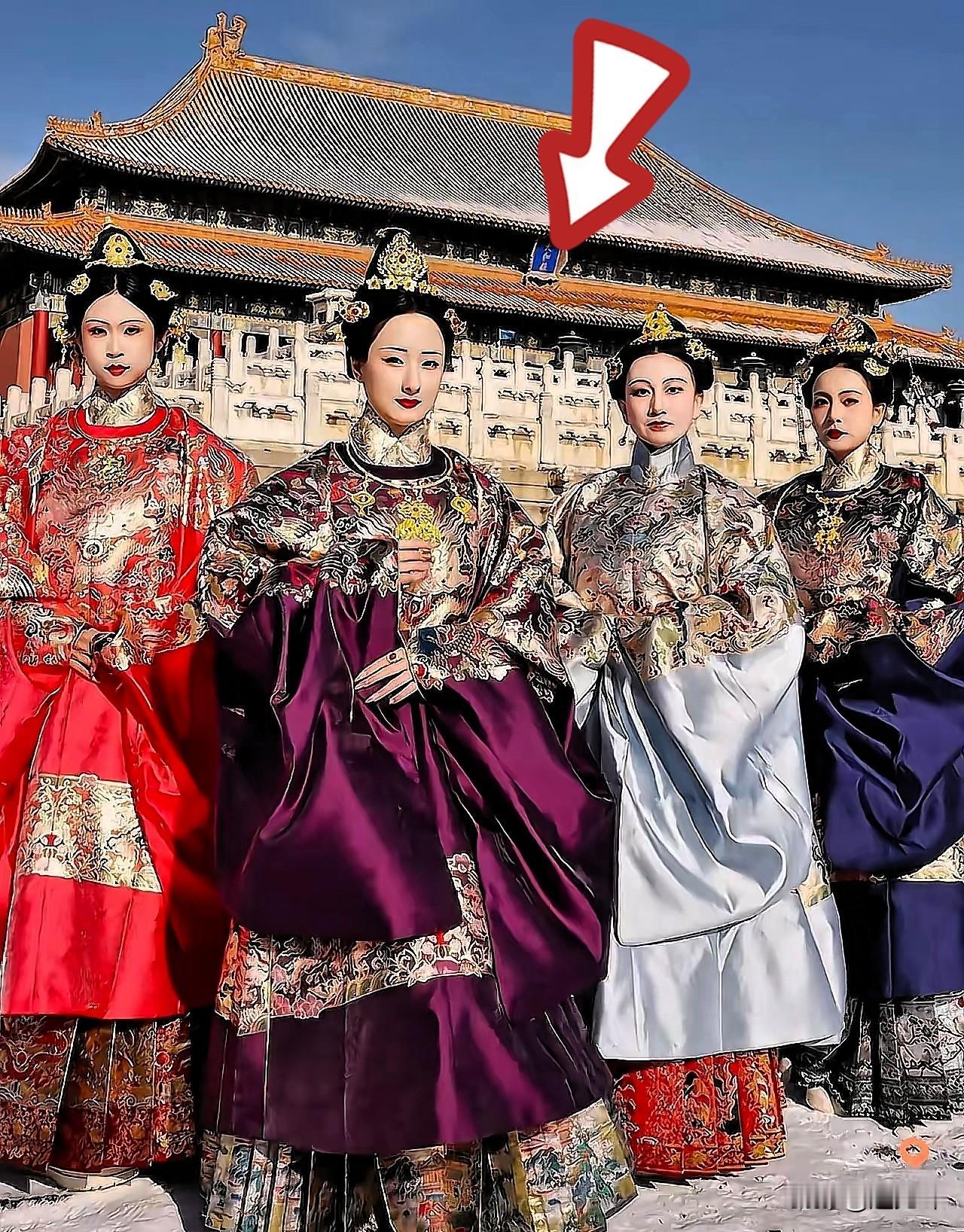 真是活久见，故宫东华门这波操作，属实给爷整笑了。

上午刚摆出来的汉服租赁摊，屁