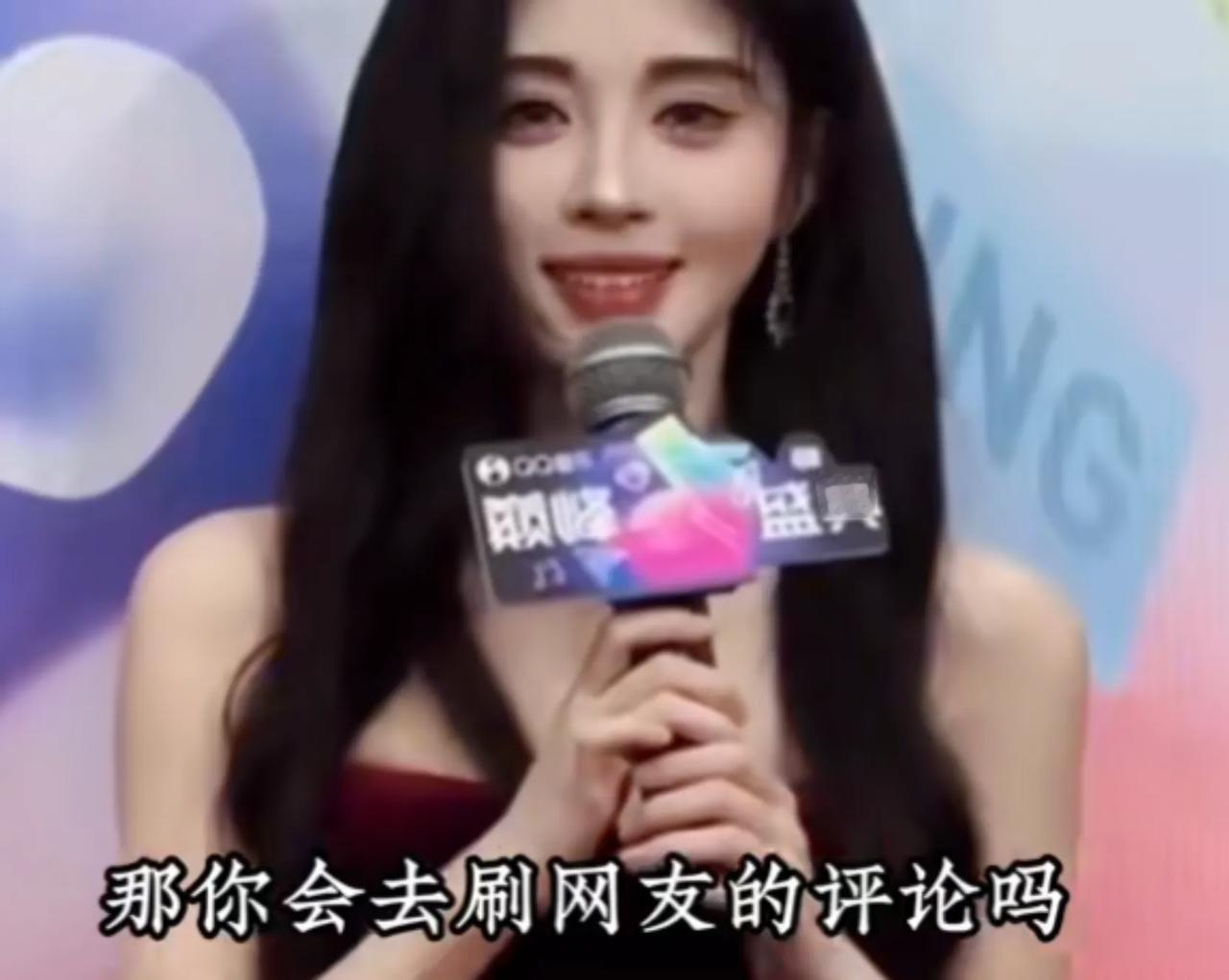 曾经有网友疑惑，鞠婧祎每一部戏都是几乎一模一样的妆造，无论是坐牢还是被绑架，她都