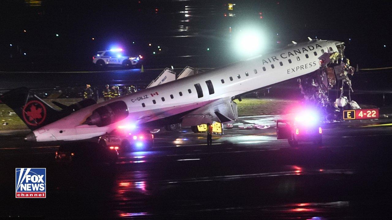 新闻快讯——加拿大航空一架客机与消防车相撞，造成两名飞行员死亡、数十名乘客受伤。