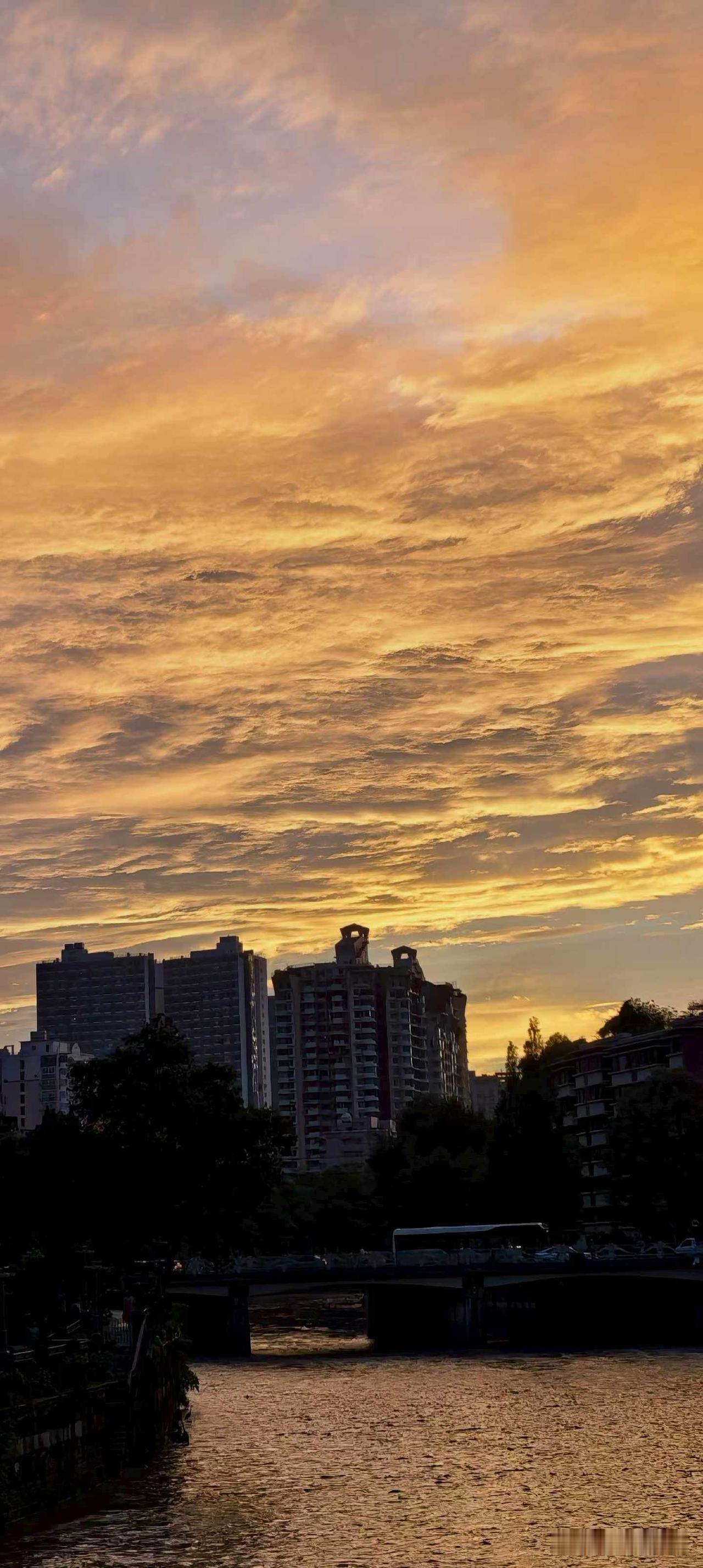 《火烧云》
醉美成都霞满天，
雨过天晴彩虹现。
骑车路过河边景，
奇观天象如画展