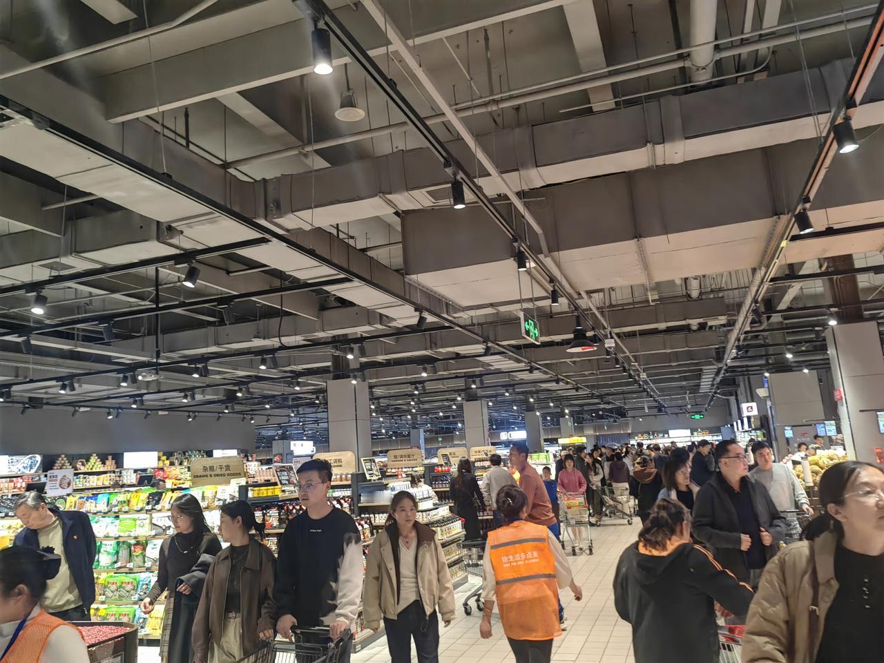 人从众，里面走不开，物价亲民，土鸡每斤11.5元，黄瓜每斤2.9元！
11月15