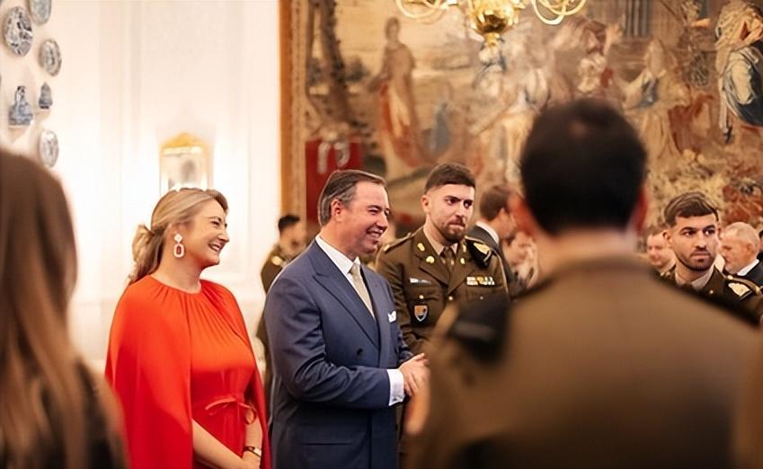 12月9日，卢森堡大公纪尧姆和大公夫人斯蒂芬妮在王宫举办招待会，以招待那些退役的