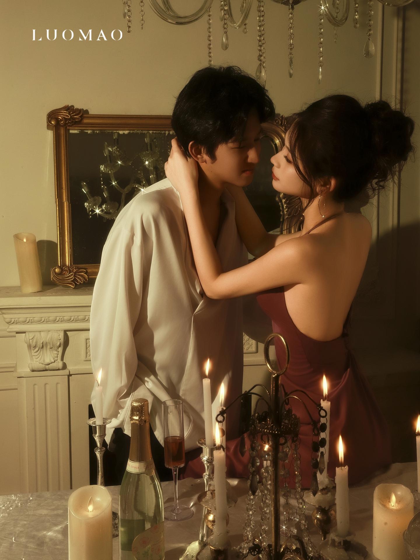 烛光情侣写真｜每一帧都是电影暧昧戏🎬。. 暖黄烛光裹得空气都黏糊糊的...