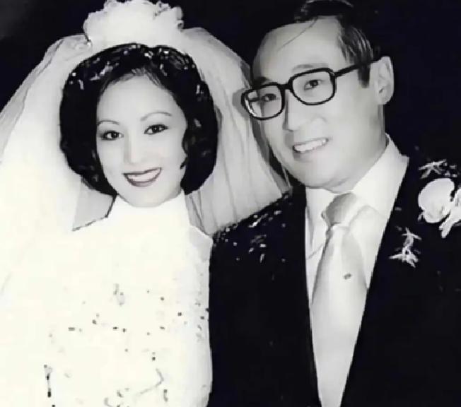 1995年，香港富豪赵世光甩出1000万，要妻子何莉莉签字离婚。何莉莉硬是没收，