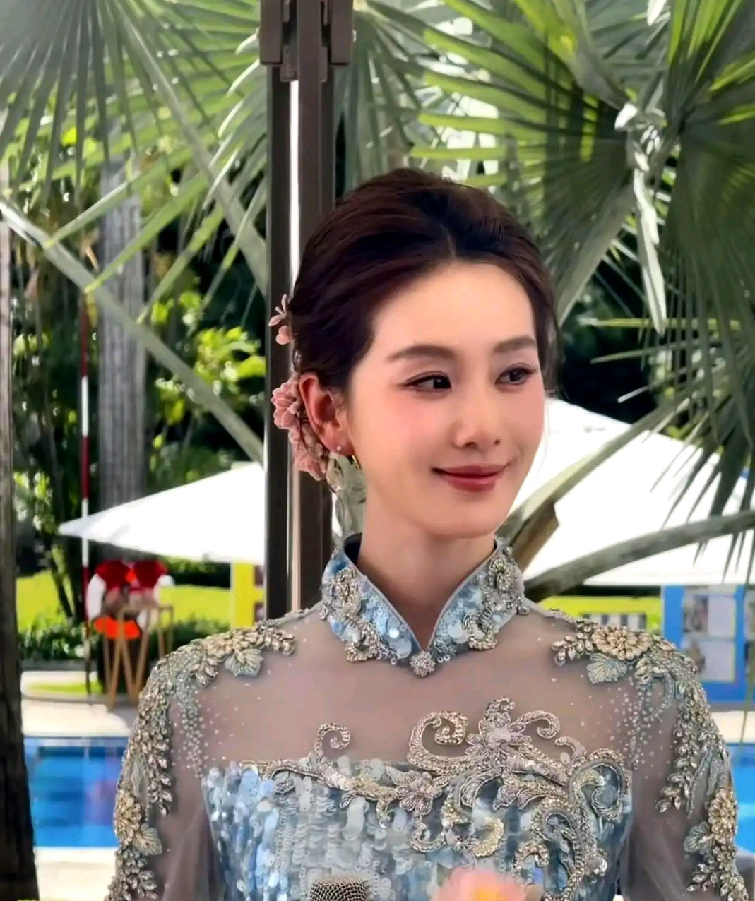 刘诗诗亮相越南出席盛典，穿冰蓝色长裙身材超绝，东方美具象化了 