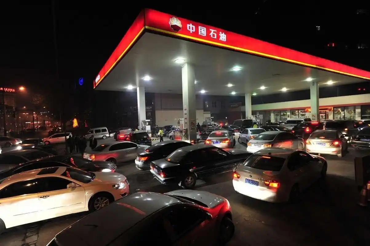 此时此刻，加油站已经排起了长队，中石化居然罕见发短信提醒，油价将于3月23日24