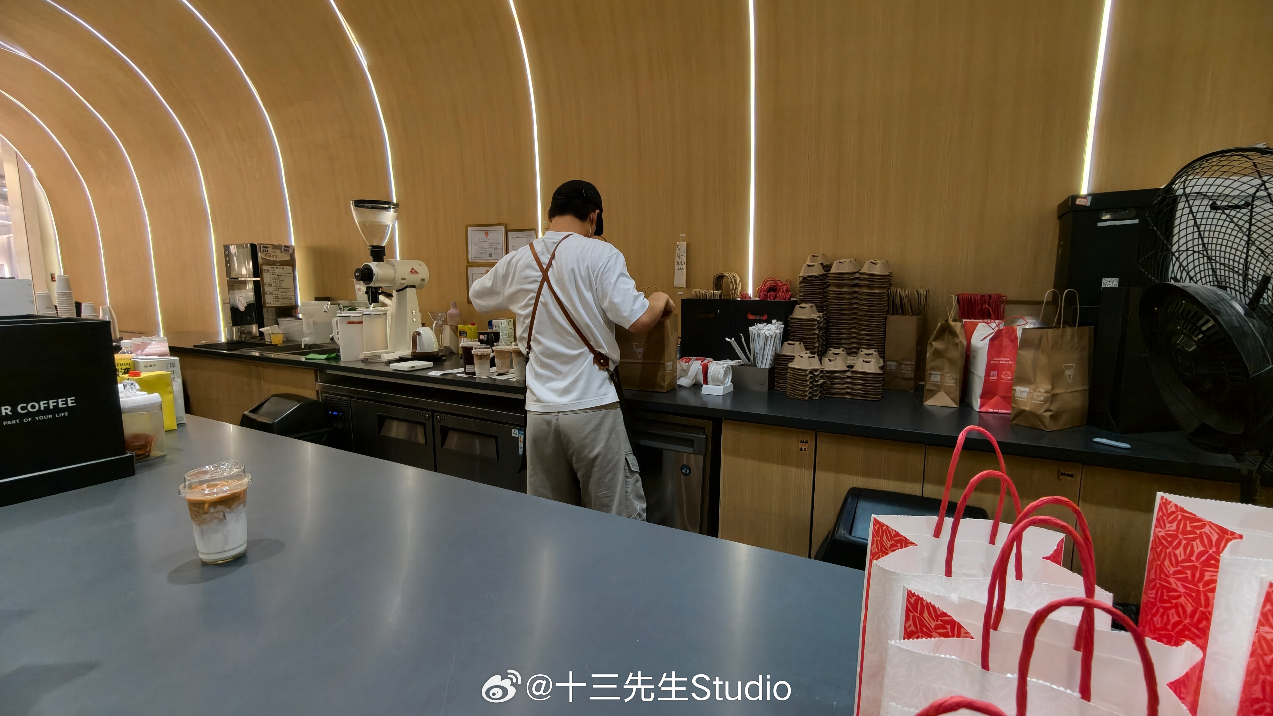 两年前上海manner咖啡因为顾客和店员矛盾上了热搜，归其原因就是订单太多店员太
