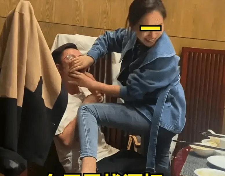 贵州，一女子与朋友聚会，酒喝高了，便找了家足浴店放松休息。男技师将她领到一间小屋