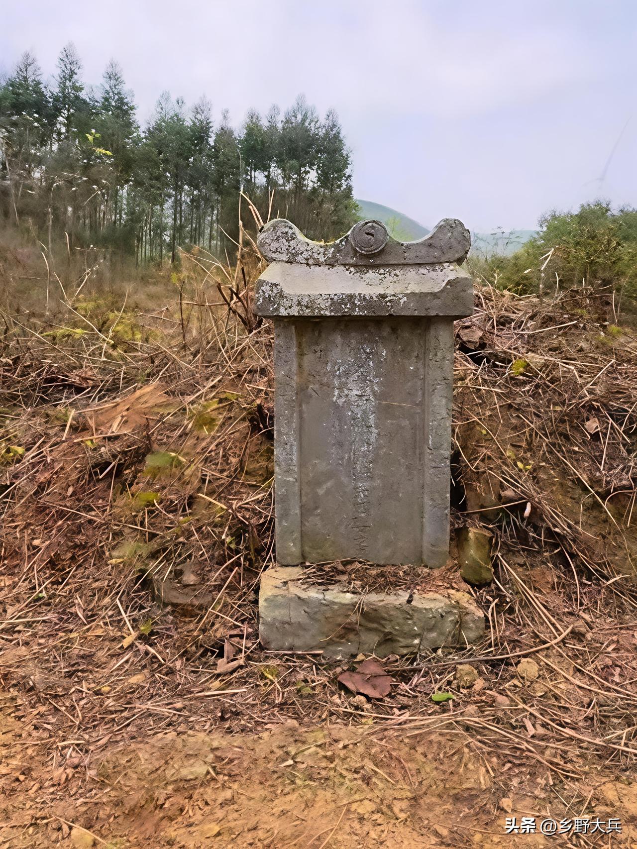 山顶上发现一座清代古墓，据说墓主人是当过县衙师爷的，相当现代的县委秘书长，非常的