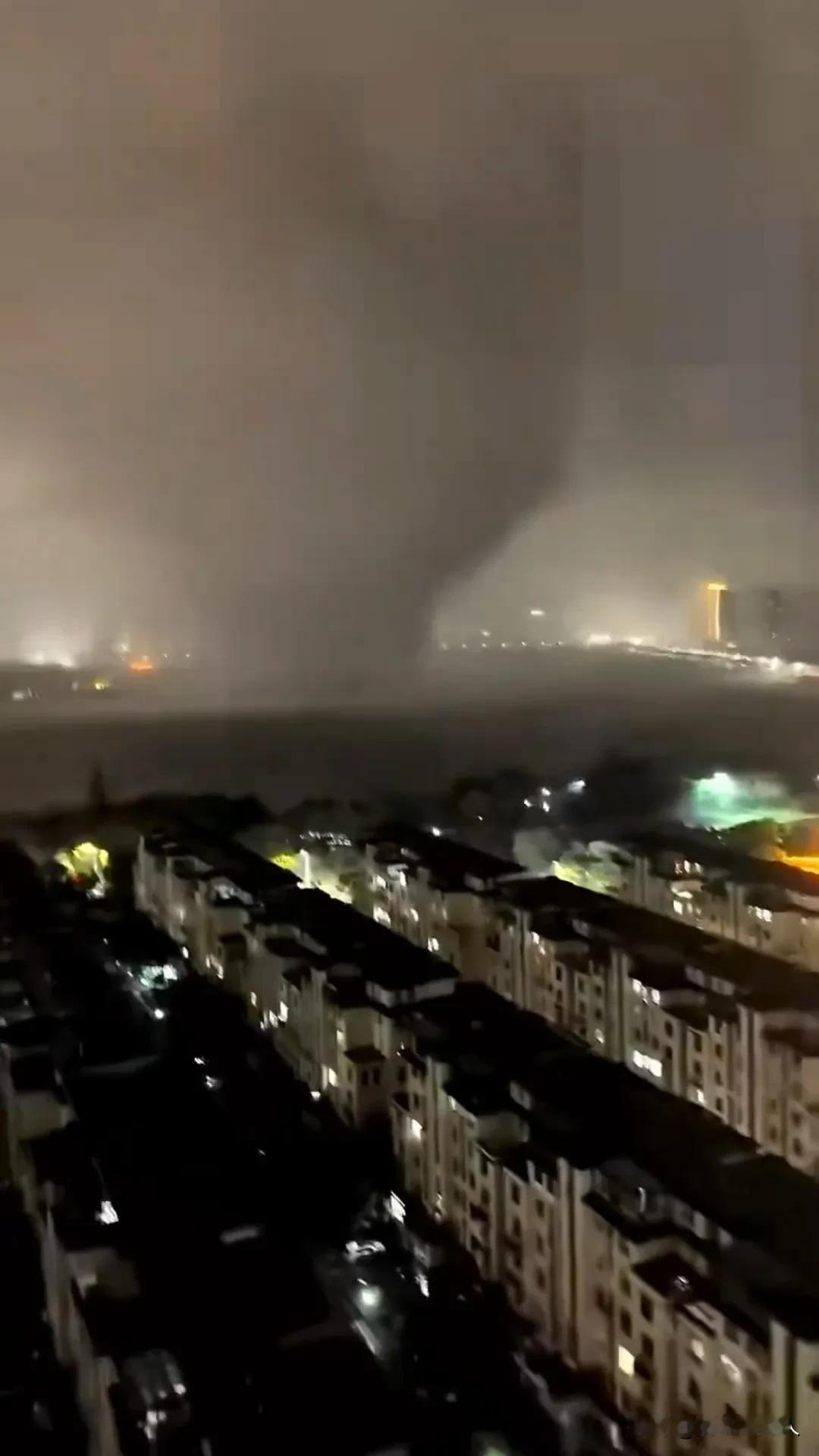 实拍黄冈15级龙卷风惊魂夜！货车掀飞、校舍破碎，全城彻夜救援

    “玻璃瞬