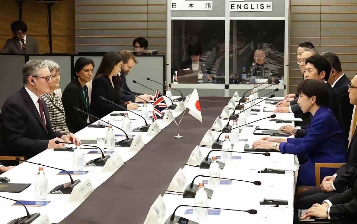 谁能想到，斯塔默刚结束访华赴日，就被高市早苗的“准联盟”提议打了个措手不及，这场