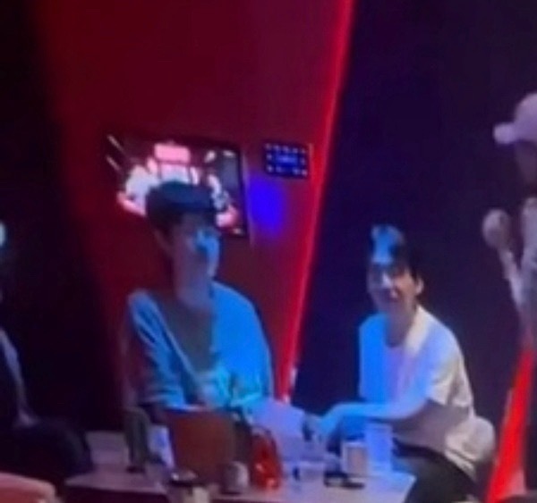 目前：刘昊然粉丝辟谣：私下戴眼镜严浩翔粉丝辟谣：脸型不像郭麒麟没粉丝帮他说话集体