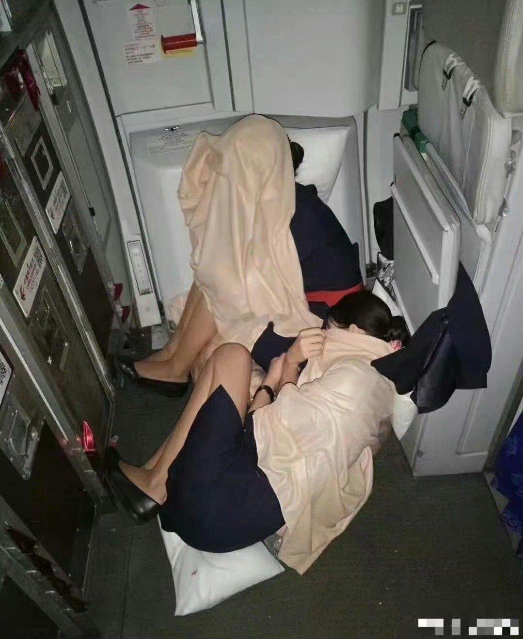 空姐这行业表面看光鲜亮丽的，其实都不容易呀 ​​​