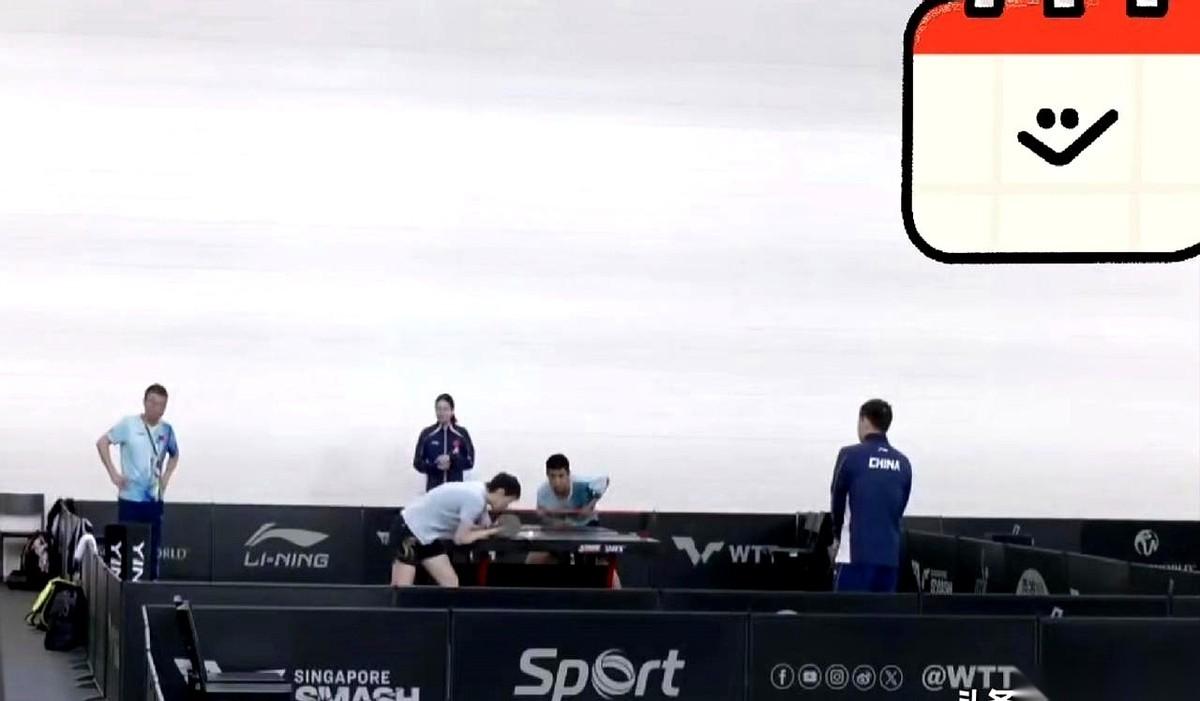 训练馆里，气氛冷得像冰窖，哪还有平时抢台子的火爆劲儿？
可今天，莎莎直接和陈熠撞