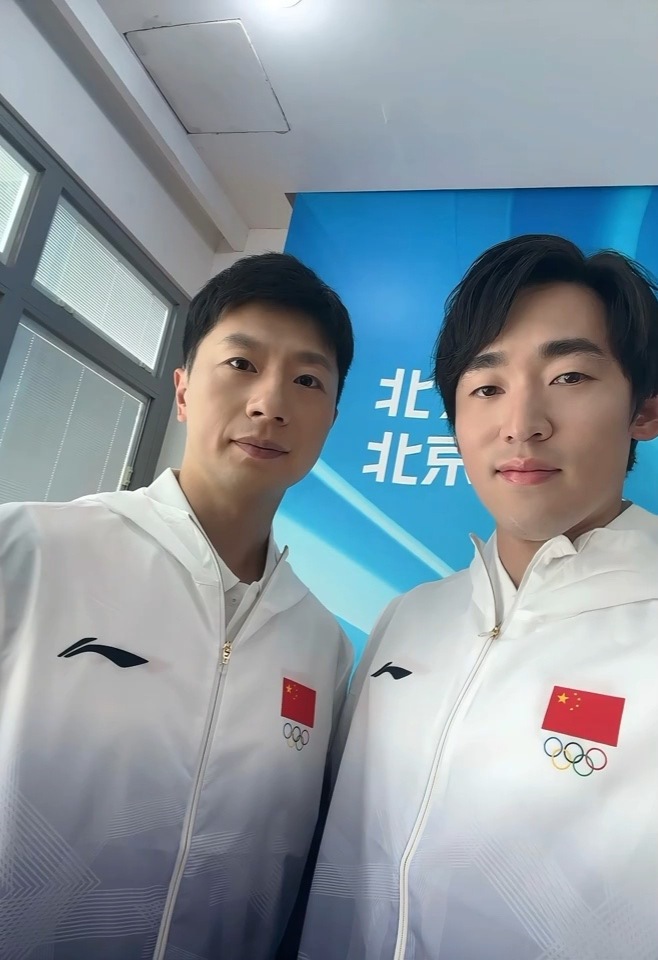 天花板角度合影卷土重来冬季运动冰球的这位发的马龙合影 