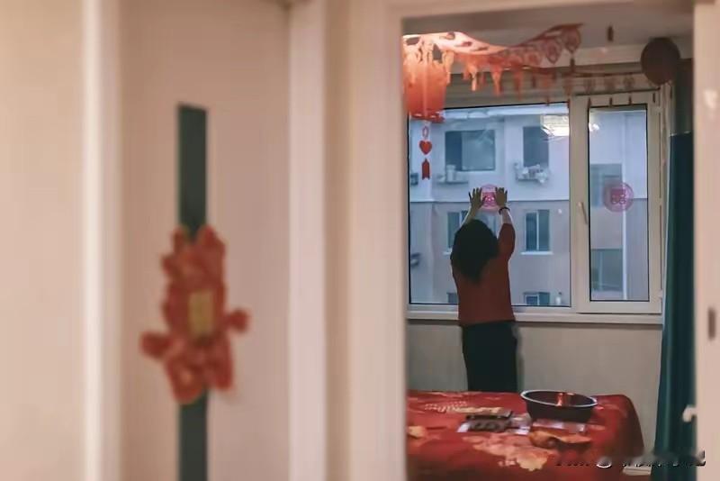 我老婆是孤儿，我妈当着所有亲朋好友的面，直接把一杯水泼在她脸上。我没犹豫，当场掀