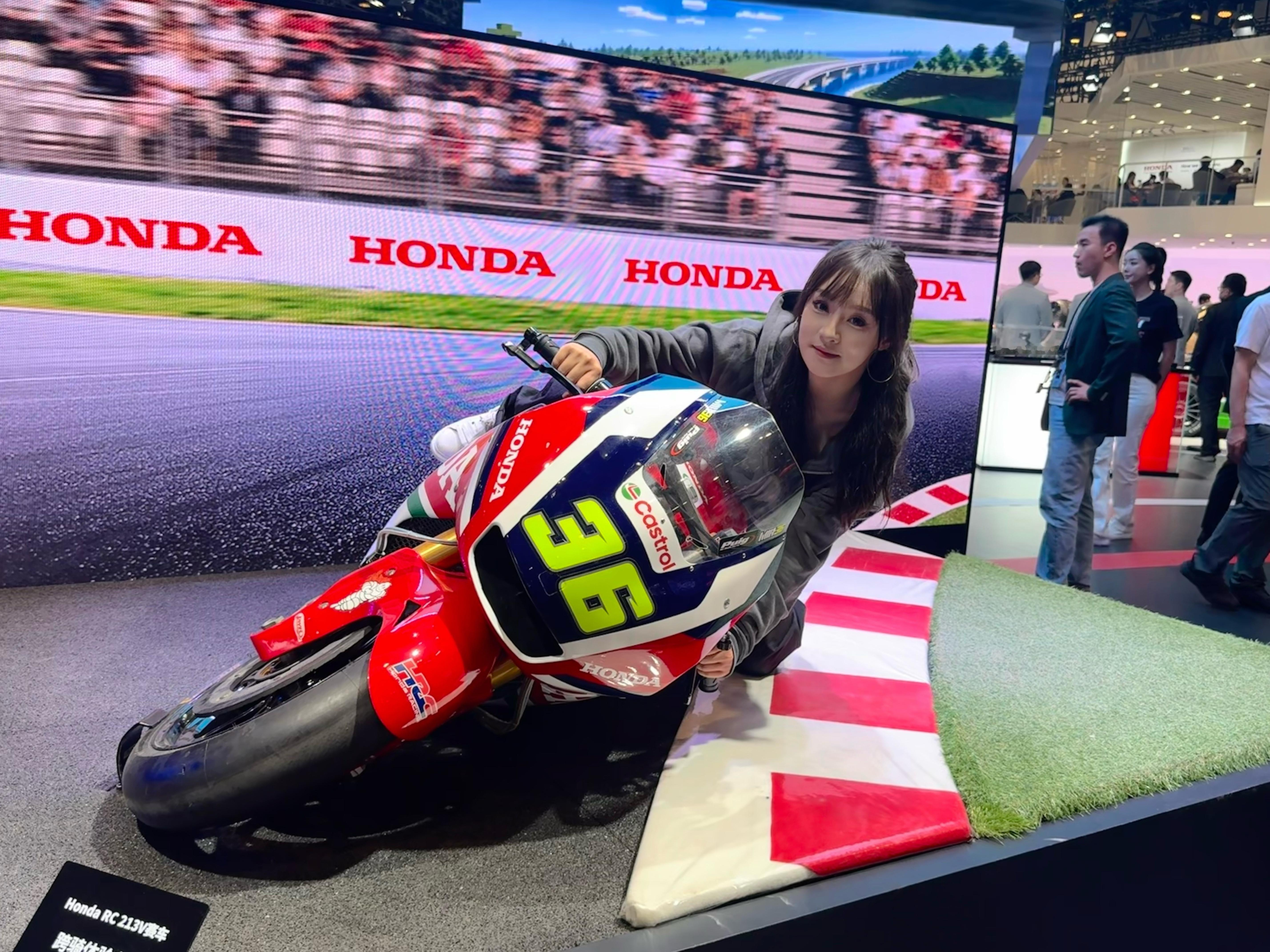 给大家表演个压弯，看看专业吗 2026北京车展