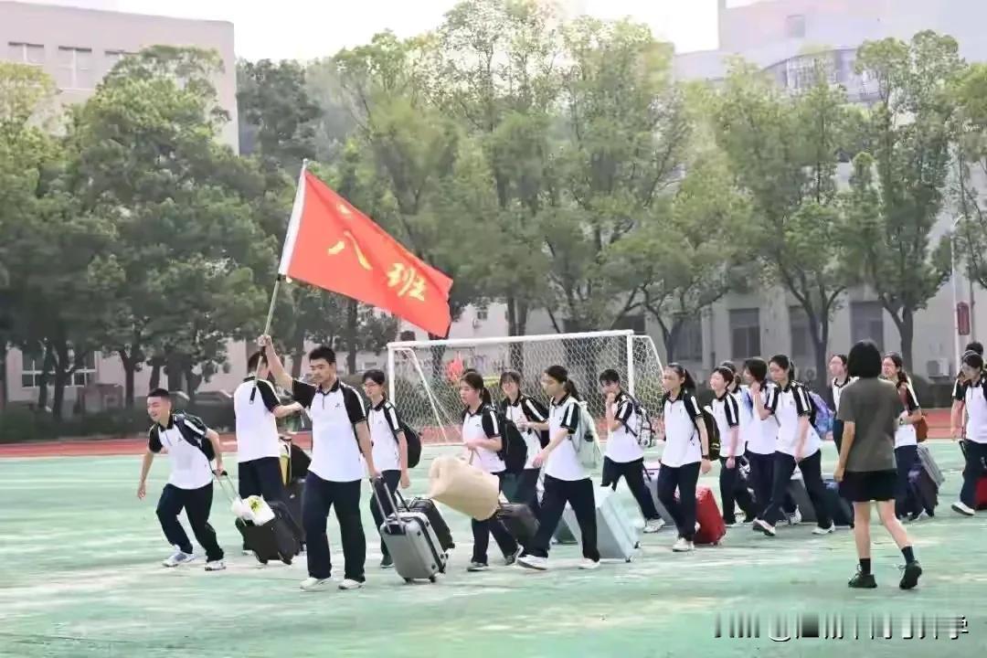 武汉二中新高一已开学，迎接新生的是军训，
学校还举行了盛大的仪式来欢迎新生，
洒
