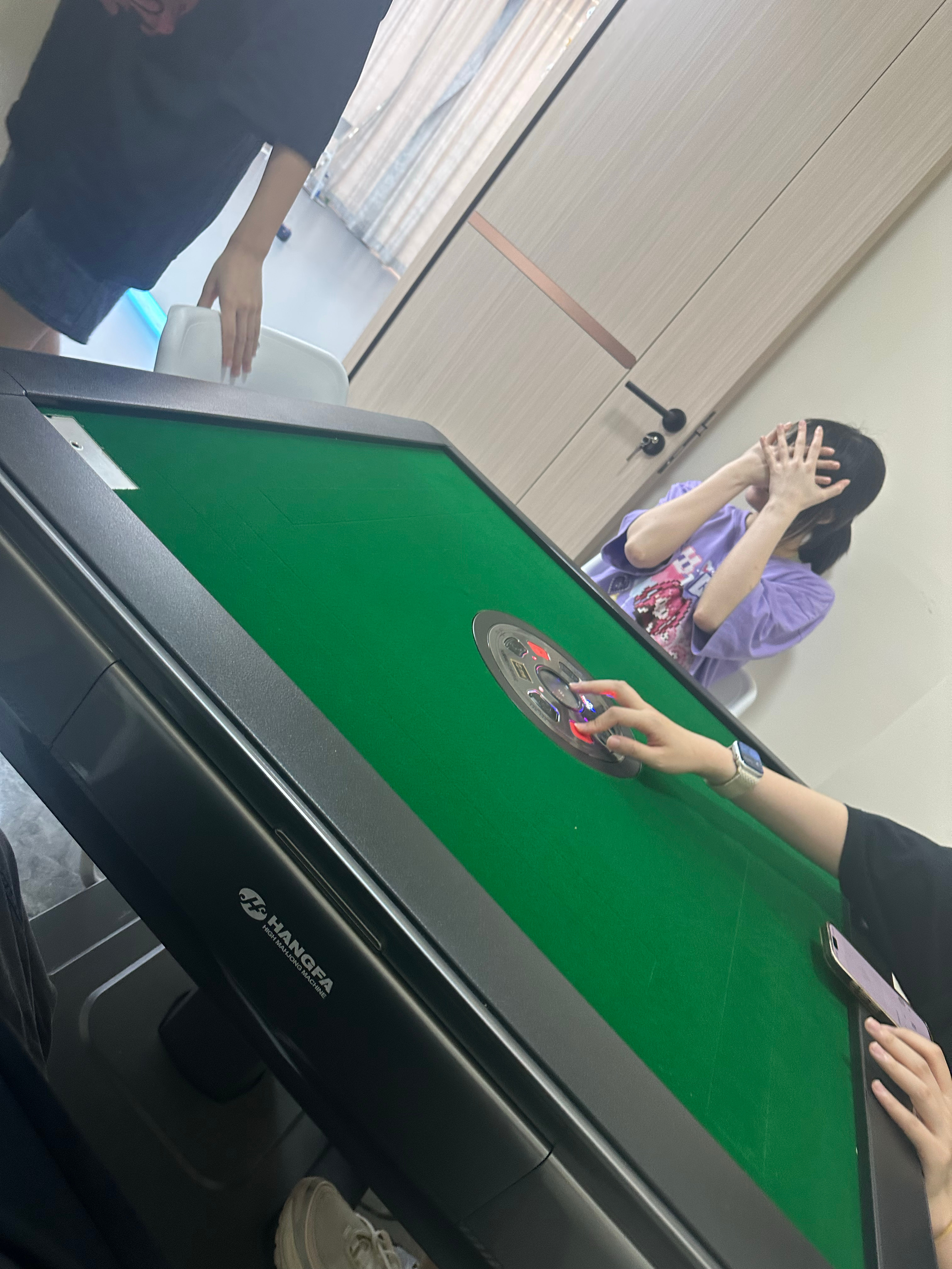 谁懂连轴转排练了八个小时累得要死准备走人时发现舞蹈房里头居然有一台麻将机的救赎感