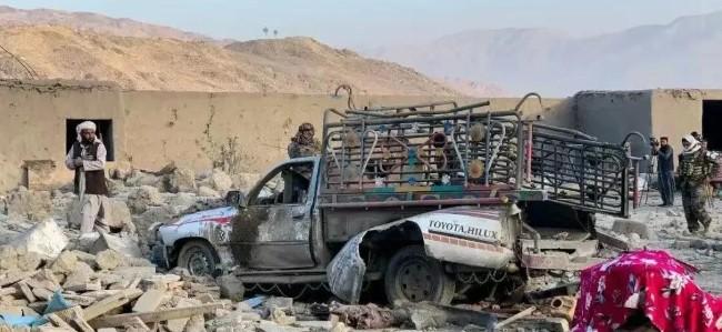 巴基斯坦和阿富汗这一夜，打得太凶了。两边在边境线上疯狂交火，枪炮声一直响到第二天