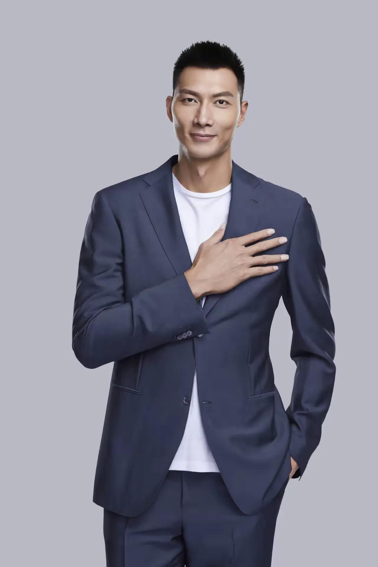 易建联和妻子荆灵共育有两个儿子：

1. 大儿子易嘉乐：

• 出生信息：201