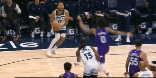 李凯尔这投篮节奏在NBA真的是“独树一帜”，明明看着就要被防守球员盖到了，可这家