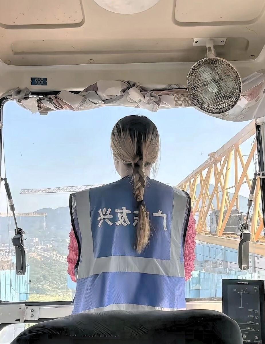 36岁塔吊女司机，高空作业6年，被欠薪2万5，当天就被清退。
没哭没闹，把安全帽