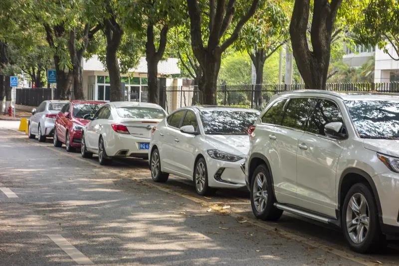 马路两侧停车收费合不合理，真是个让人纠结的话题。
从合理角度看，它能提高公共资源