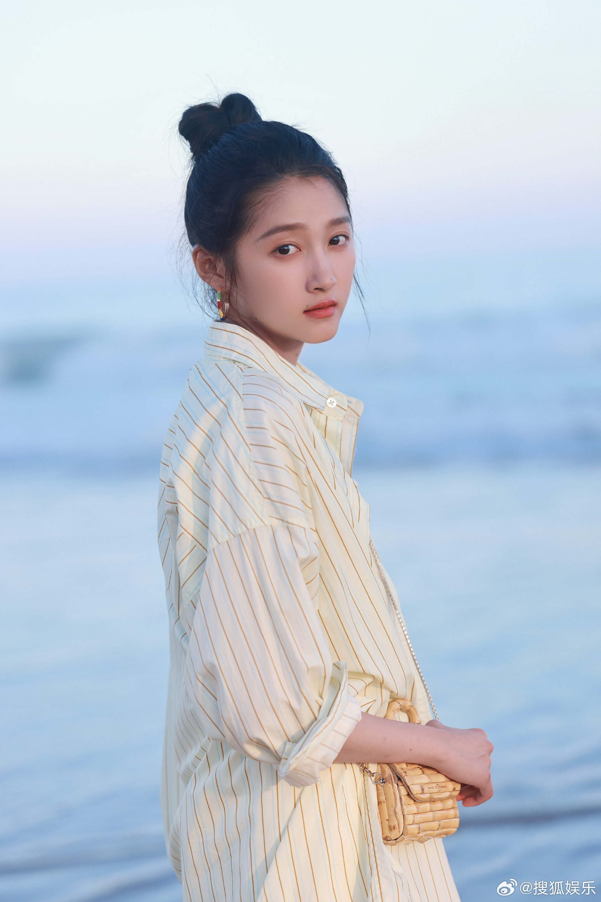 对接确认关晓彤陈星旭出演红掌 今日，由黄天仁执导，关晓彤、陈星旭主演新剧《红掌》