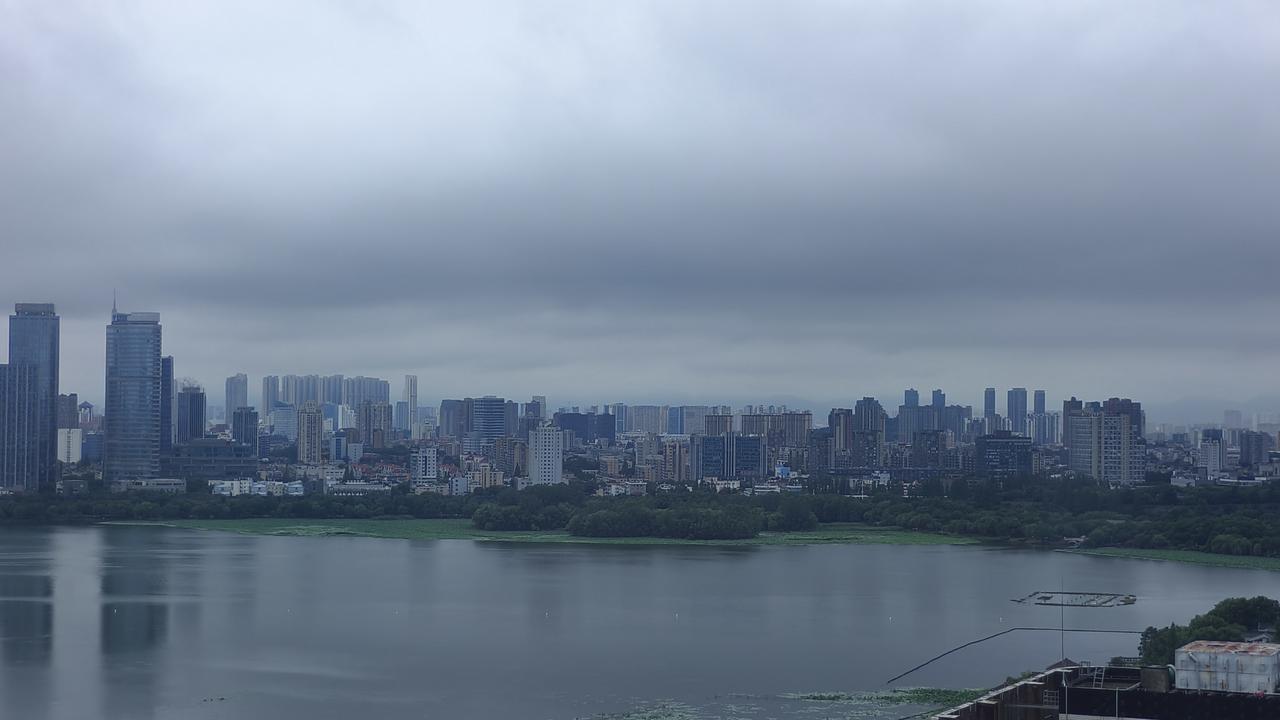 大雨间歇中的南京玄武湖（俯拍）