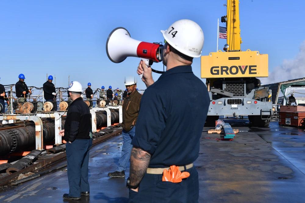 正在大修的美国海军斯坦尼斯号航母(CVN-74)安装蒸汽弹射器。