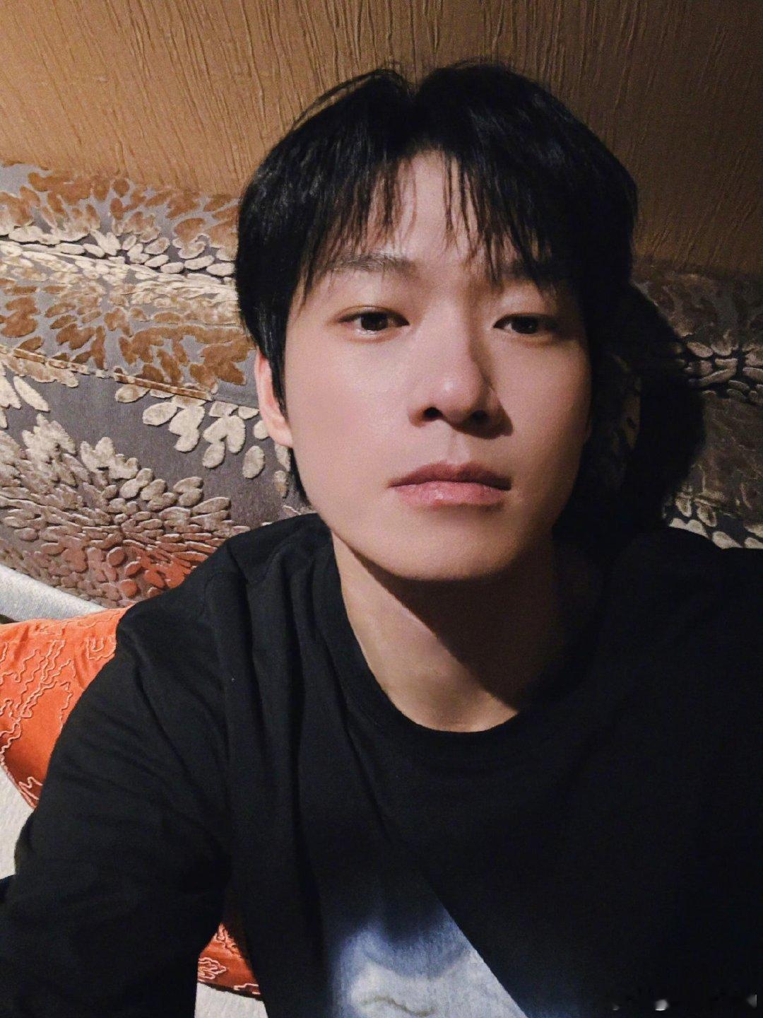 魏大勋侧脸自拍魏大勋相册上新了魏大勋相册上新，侧脸自拍超有料，青春感拿捏死死的，