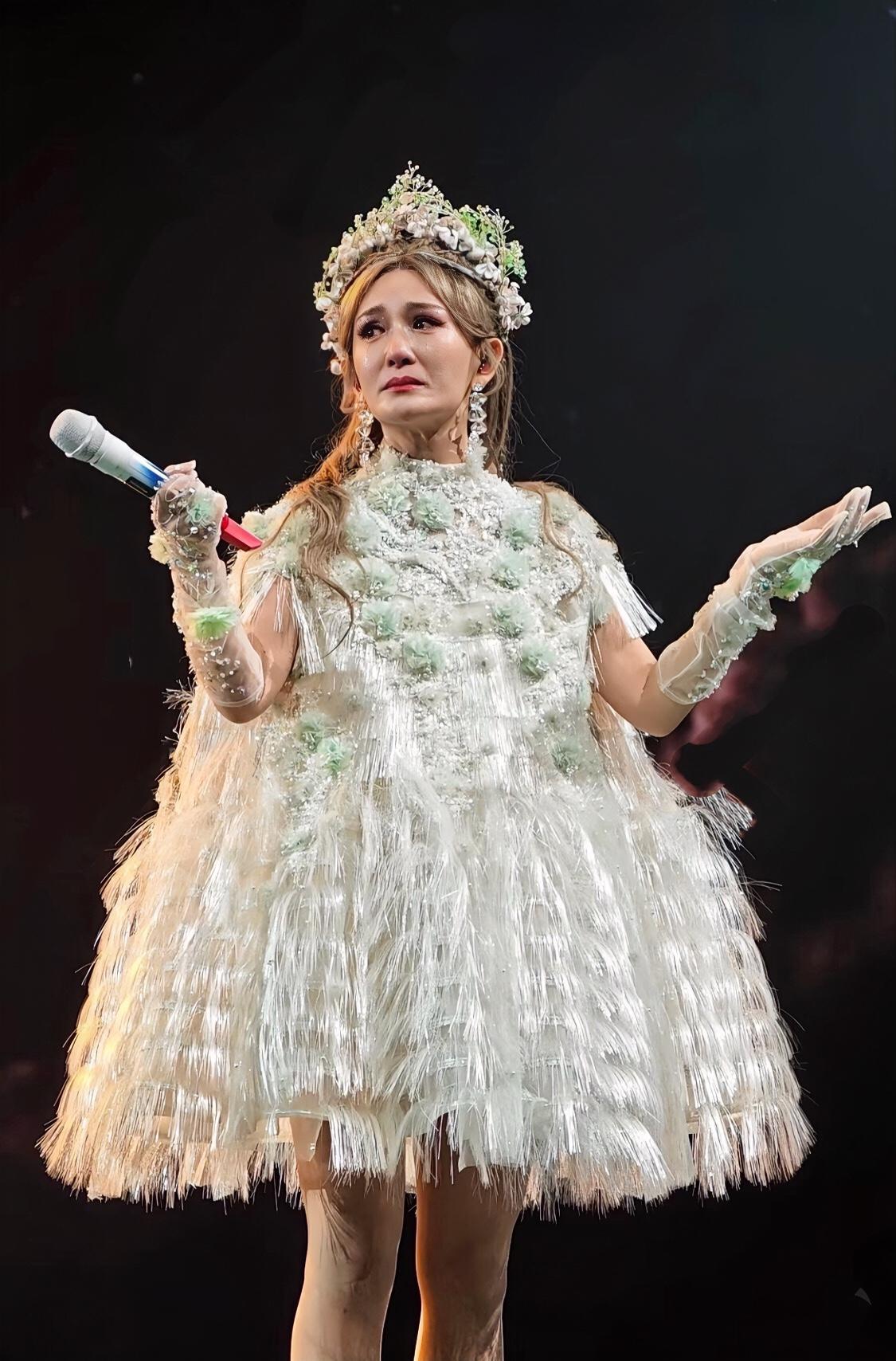 谢娜突然开巡演，是圆梦还是急着赚钱？好奇到底谁在买票