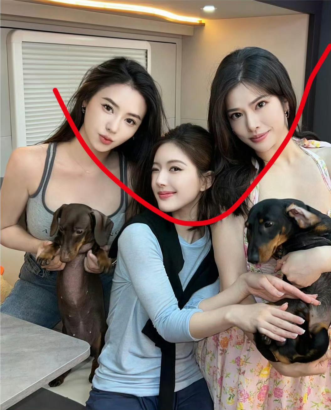 周也美得好突出，周也的头就那么一点点大 ​​​