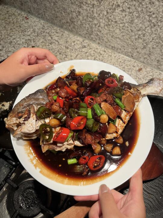 下班回家吃上女朋友给我做的干烧鱼❗️