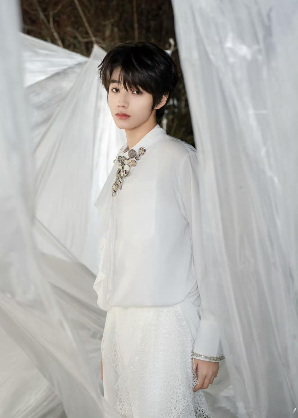 王橹杰新年音乐会妆造王橹杰新音音乐会妆造来啦超绝帅气白衣look，期待舞台上的精