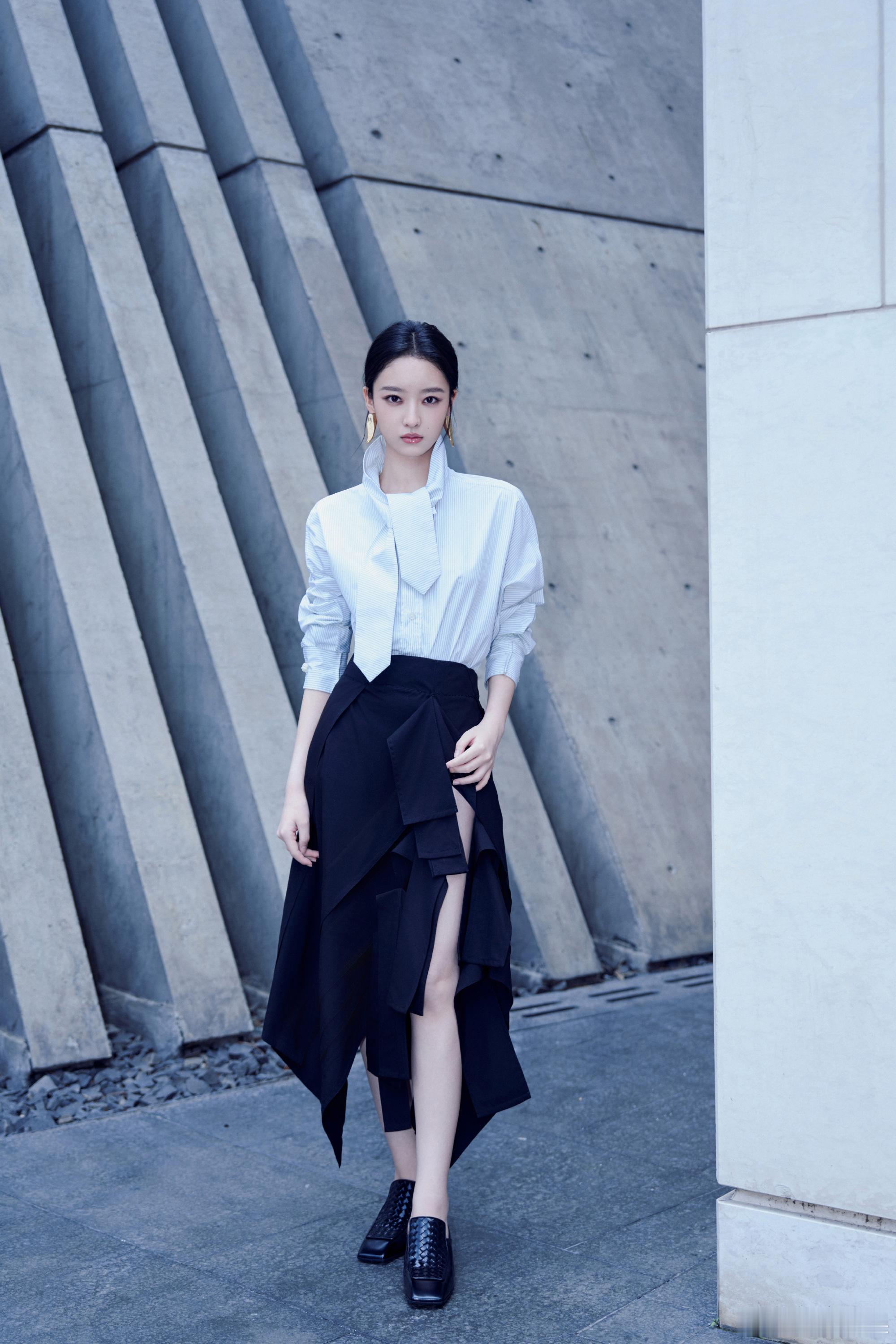 杨舒伊白衬衫造型好高级谁能被杨舒伊 BV 白衬衫惊艳住，无多余设计却尽显贵气，一