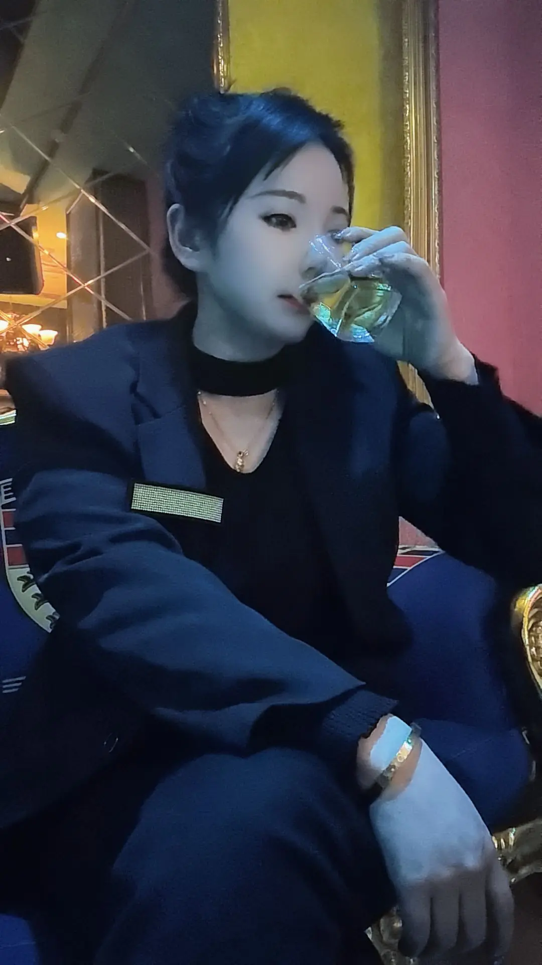 半生风雨半生寒，一杯浊酒敬流年，回首过往半生路，七分酸楚半分甜，岁月赠...