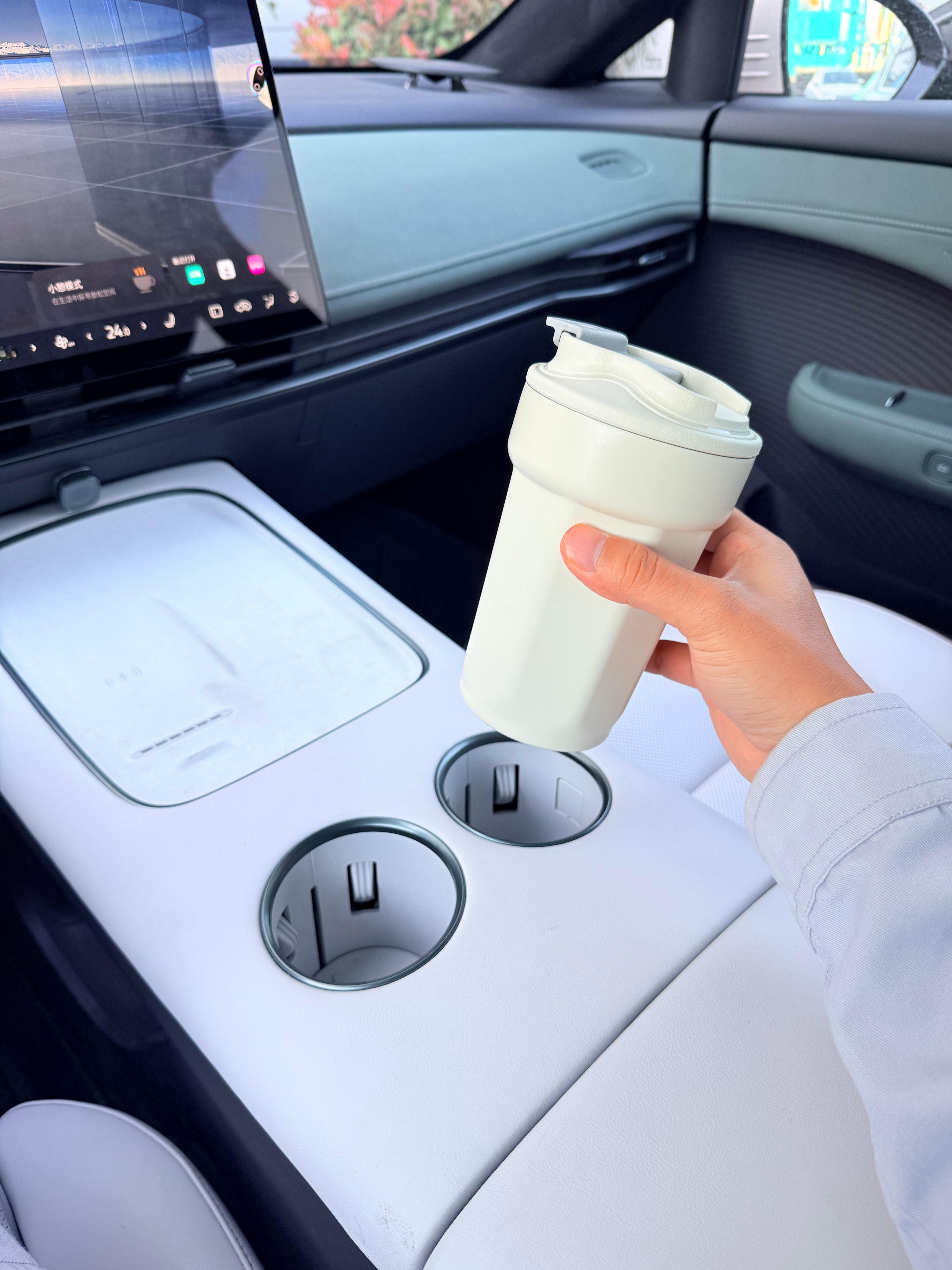 我发现日产N7一个槽点今天带了一个新杯子喝咖啡发现日产N7的杯架开口直径略小了点