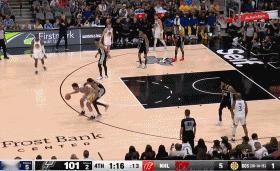 世界名画！勇士新星隔扣文班亚马
北京时间3月12日，勇士与马刺的比赛进行至最后一