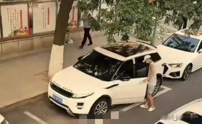 又有新发现！近日，网传青岛逆行打人女子的路虎汽车，被一男子开走，出现在青岛市内某