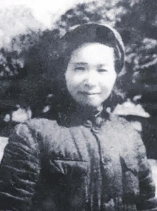 长征路上，一身高不到一米四的女兵背着一个成年男子，翻了整整两座山，23年后，两人
