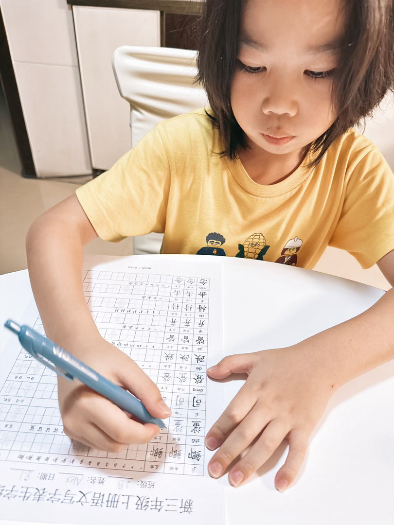 旺仔：“妈妈，我找到了一个能让我坚持写字不烦躁的方法，那就是从上往下写！”我：“