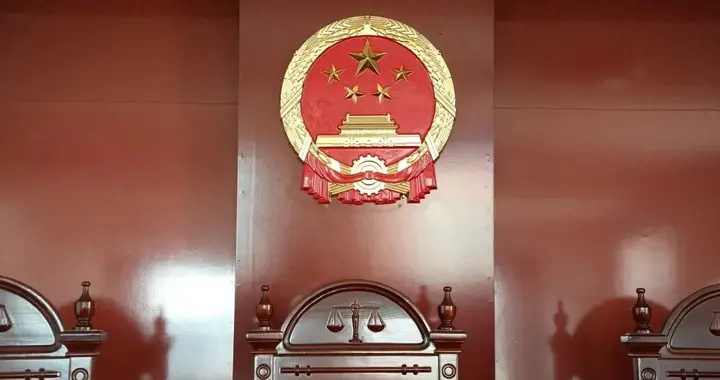 混同用工情形下，劳动合同签订单位以决定提前解散为由解除或终止劳动合同， 是否合法？