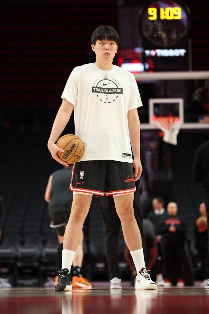 唉，杨瀚森。

与爵士的比赛，首节杨瀚森就得到了机会，上去还中了两个罚球。

可